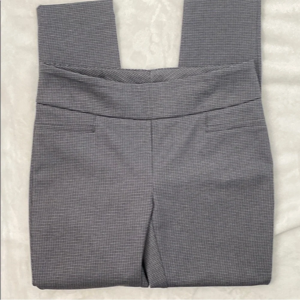 DALIA Women’s Gray Slim Fit Pants. Size M